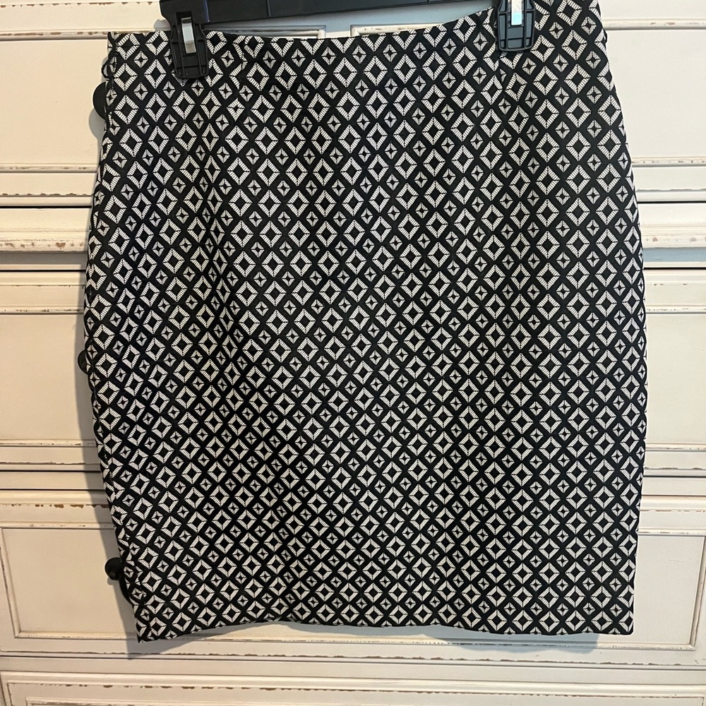 Worthington Black and White Pencil Skirt Knee-Length